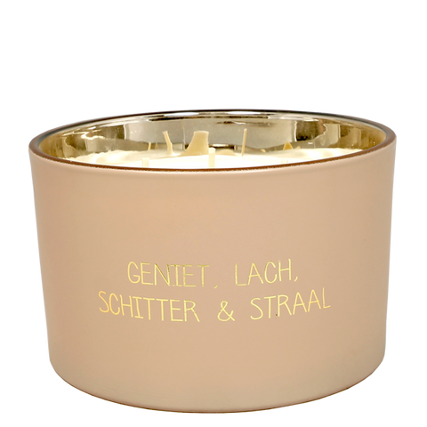 Sojakaars geniet, lach, schitter en straal