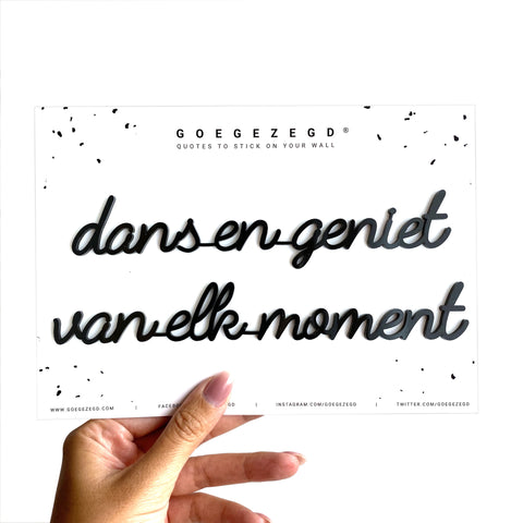 Muursticker a5 zwart: dans en geniet van elk moment