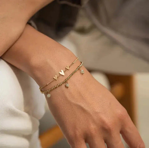 Kralenarmbandje met blokjes saliegroen/ goud