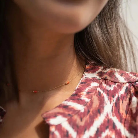 Fijne ketting met kraaltjes koraalroze/ goud
