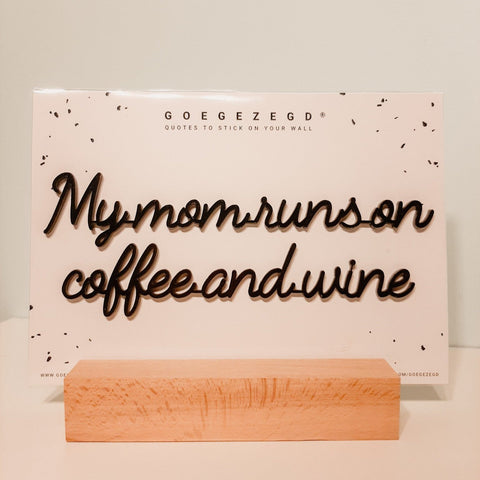 Muursticker a5 zwart: My mom runs on coffee and wine