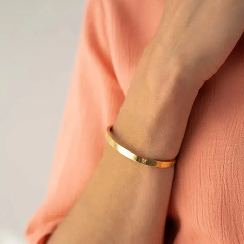 Bangle armband met hartjes goud