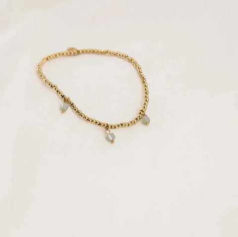 Kralenarmbandje met blokjes saliegroen/ goud