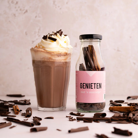 Chocolademelk genieten met een snorretje